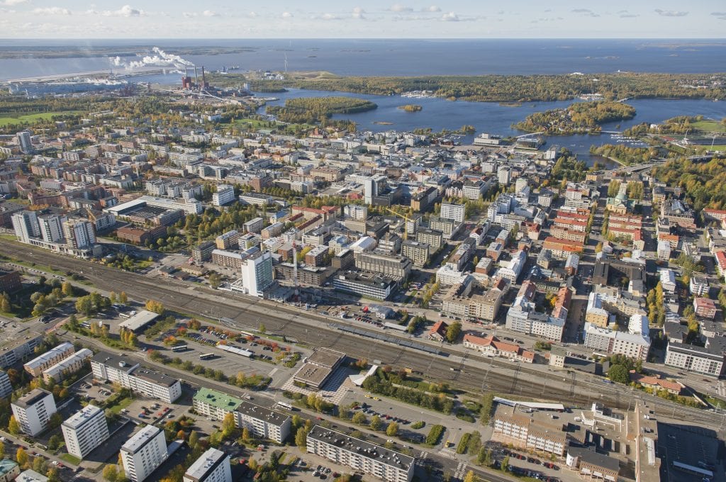 Oulun asema-alue ilmakuvassa.